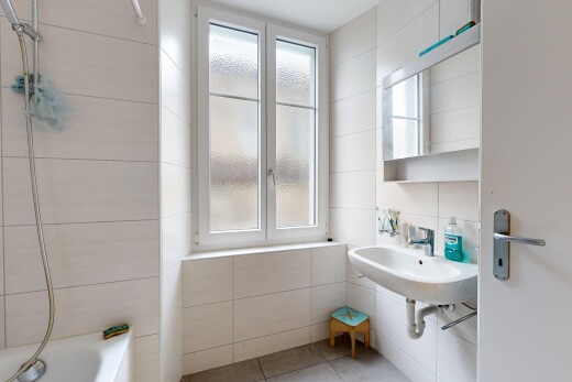 salle de bains avec miroir, salle de bain complète, lumière naturelle, natural light, et inside property