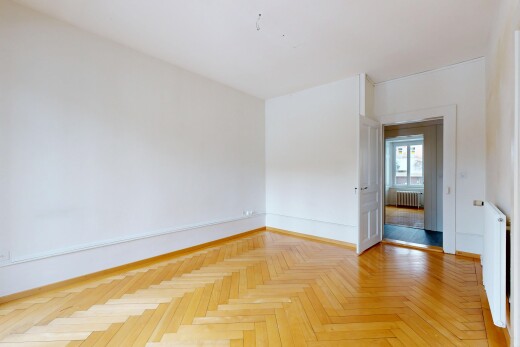 pièce vide avec parquet floor, inside property, cloison sèche, drywall, et radiateur