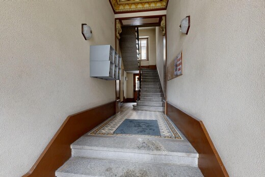 réception / lobby avec textured wall, inside property, baseboards wall, natural light, et escaliers