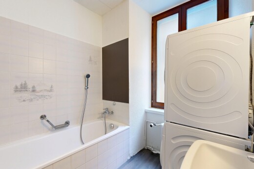 salle de bains avec inside property, salle de bain complète, bain, cloison sèche, et drywall