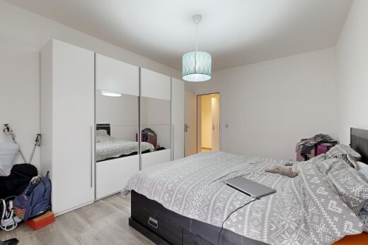 chambre avec sol en finition bois, wood finish floor, cloison sèche, drywall, et placard
