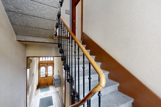 escaliers avec cloison sèche, drywall, lumière naturelle, natural light, et plafond haut