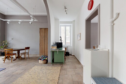 salle à manger avec éclairage sur rail, track lighting, cloison sèche, drywall, et inside property