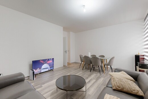 salon / salle à manger avec inside property, cloison sèche, drywall, sol en finition bois, et wood finish floor