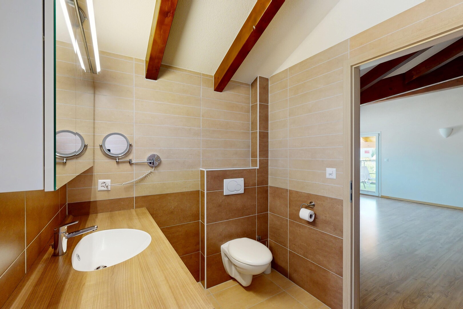 salle de bains avec mur en carrelage, tile wall, plafond à poutres, beamed ceiling, et plafond voûté