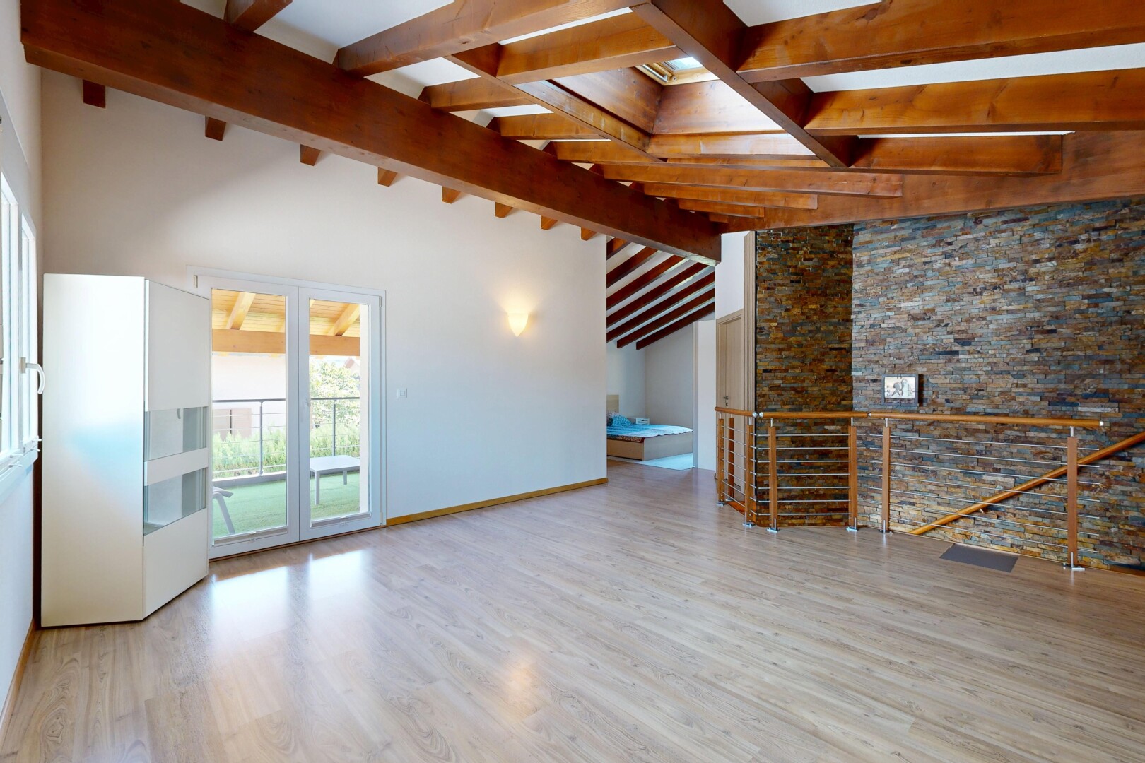 pièce vide avec beamed ceiling, plafond à poutres, escaliers, stone wall, et mur en pierre