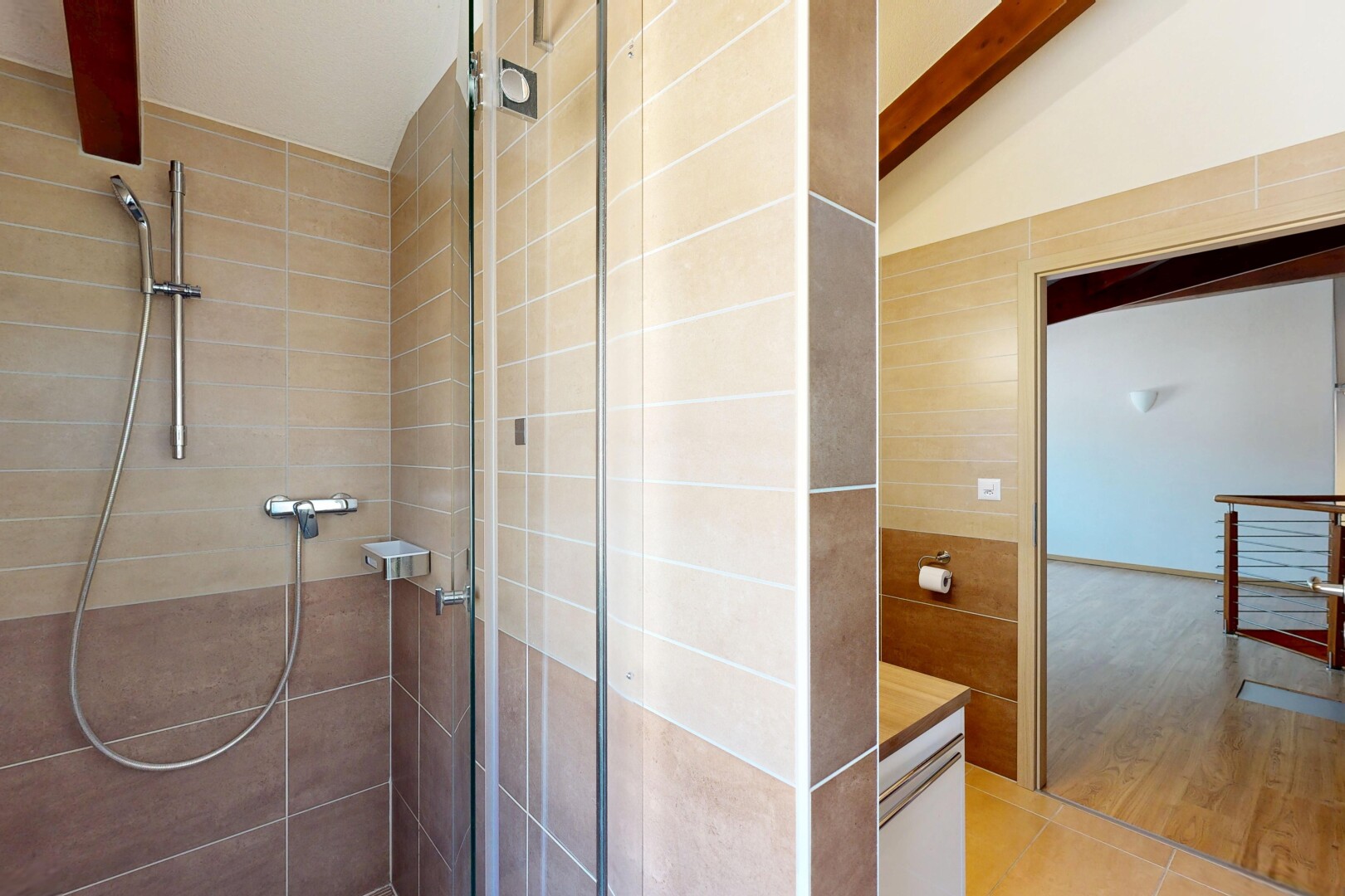 salle de bains avec douche, salle de bain complète, vaulted ceiling, plafond voûté, et tile wall