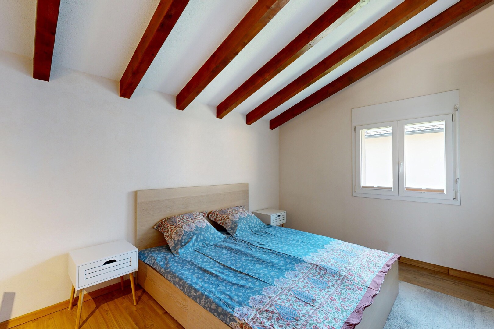 chambre avec plafond à poutres, beamed ceiling, plafond voûté, vaulted ceiling, et high end ceiling