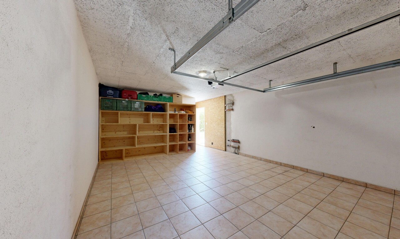 pièce vide avec étagères intégrées, garage, inside property, tile floor, et sol en carrelage