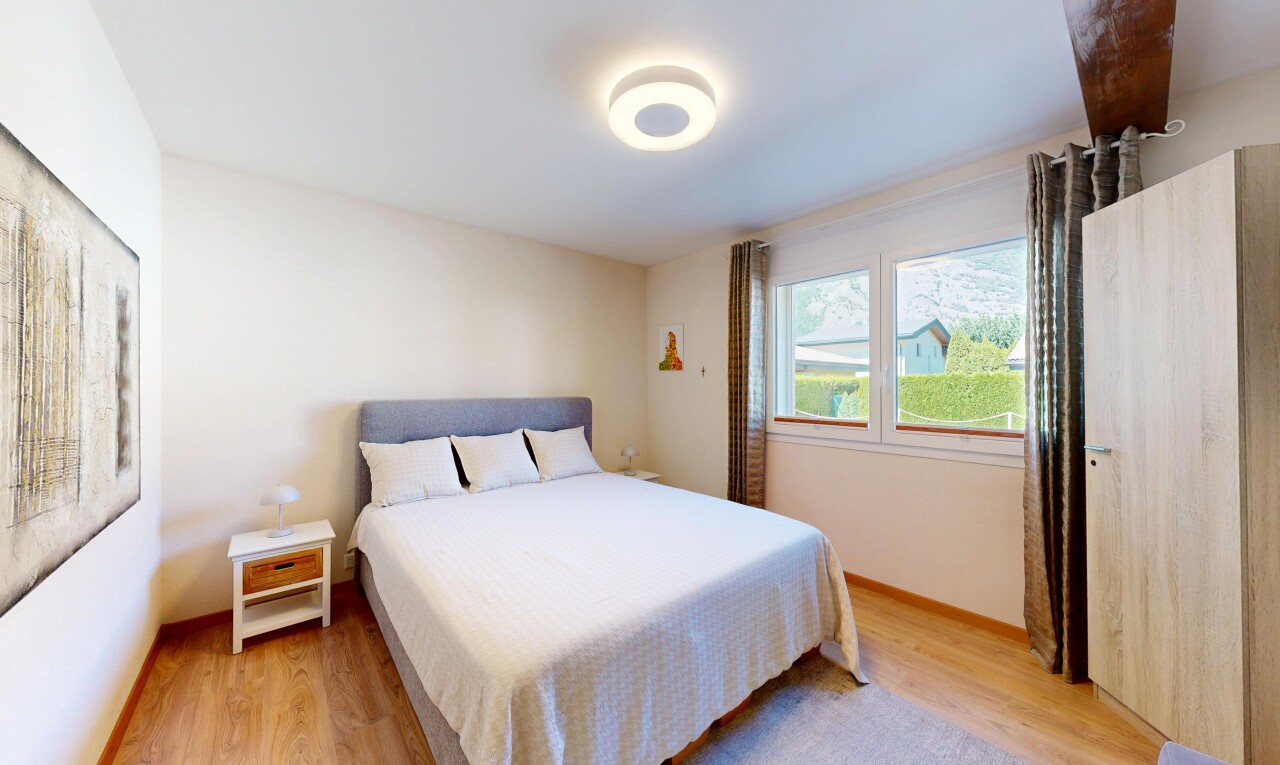 chambre avec wood finish floor, sol en finition bois, drywall, cloison sèche, et light floor