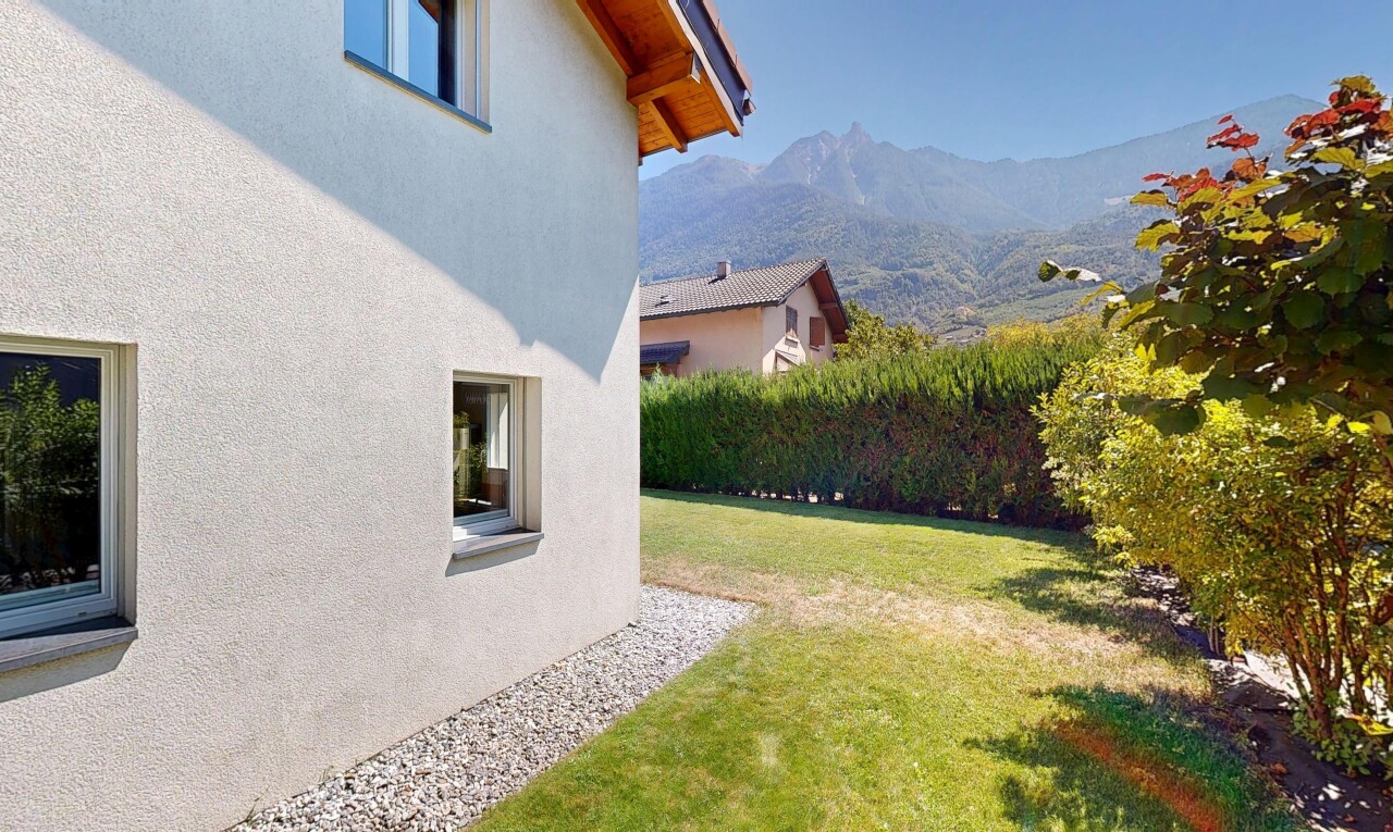 jardin avec pelouse, from property, mountain view, et vue sur la montagne