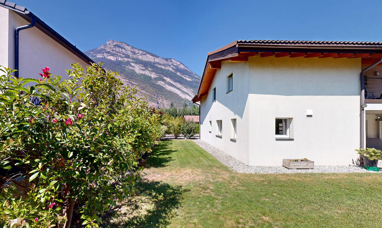 façade avec pelouse, bardage en stuc, from property, property visible, et vue sur la montagne