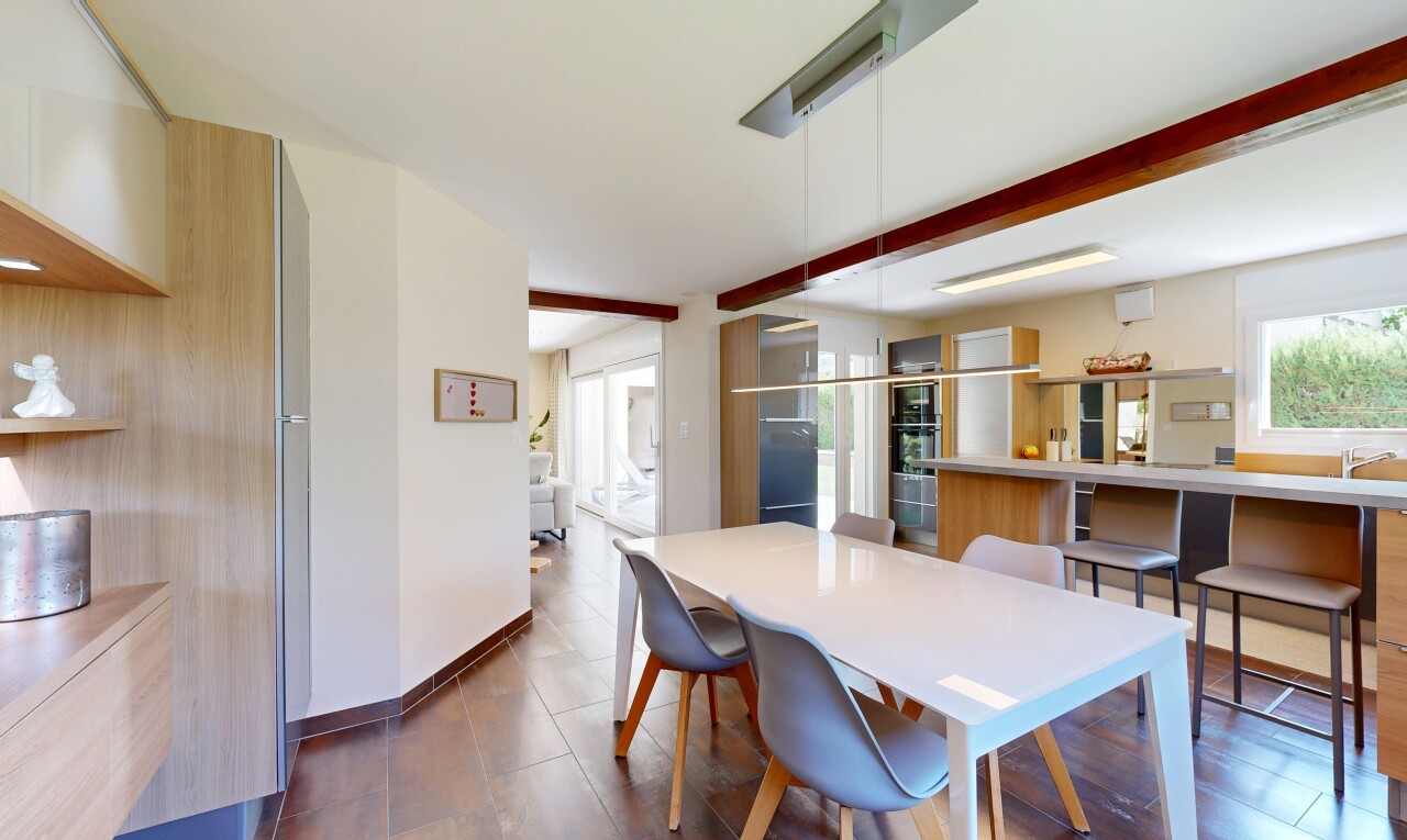 salle à manger avec cloison sèche, drywall, plafond à poutres, beamed ceiling, et dark floor