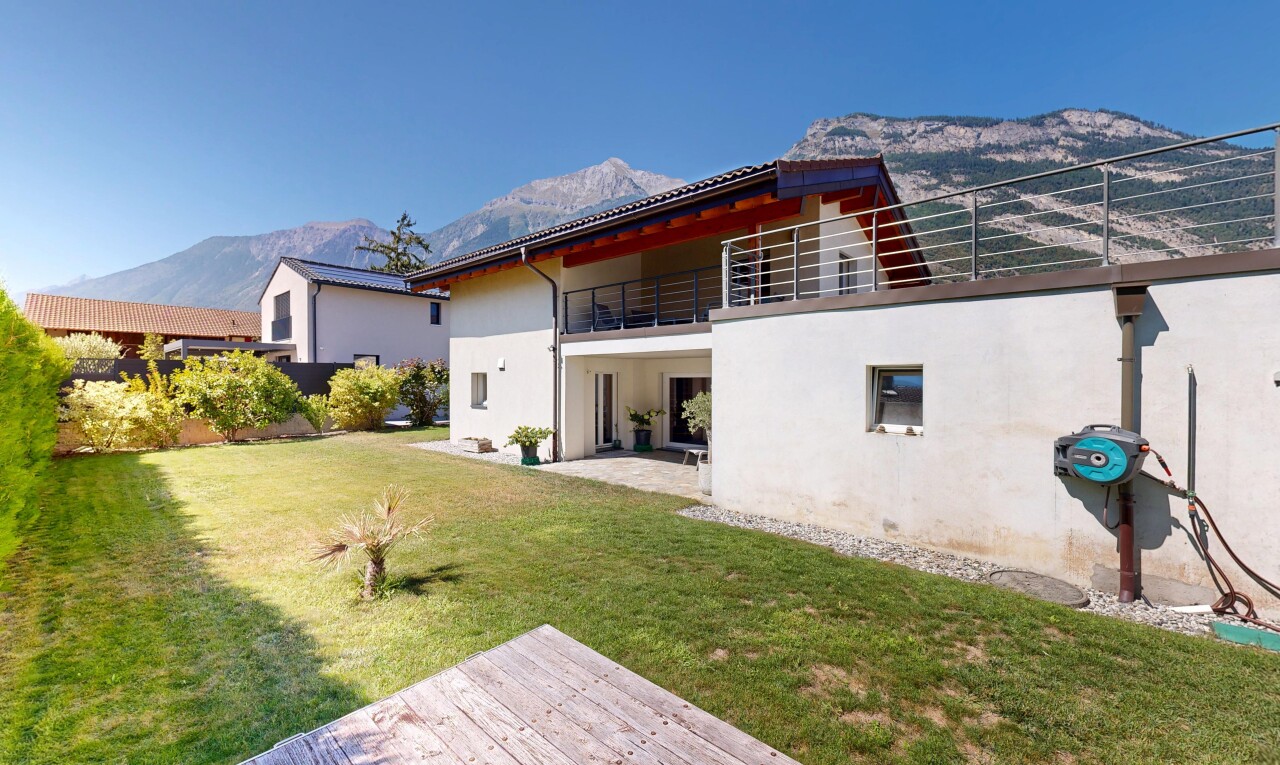 façade avec property visible, pelouse, balcon, toit en tuiles, et bardage en stuc
