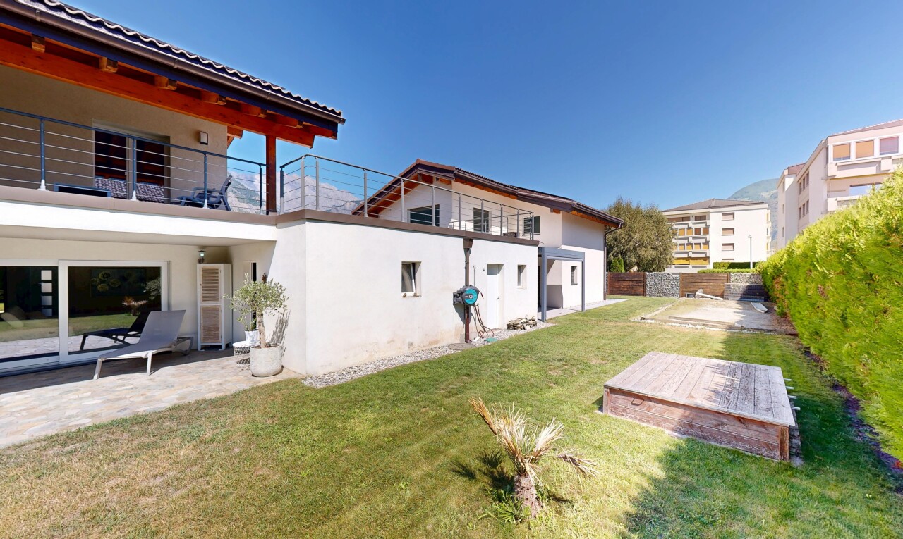 façade avec pelouse, bardage en stuc, balcon, terrasse, et day time