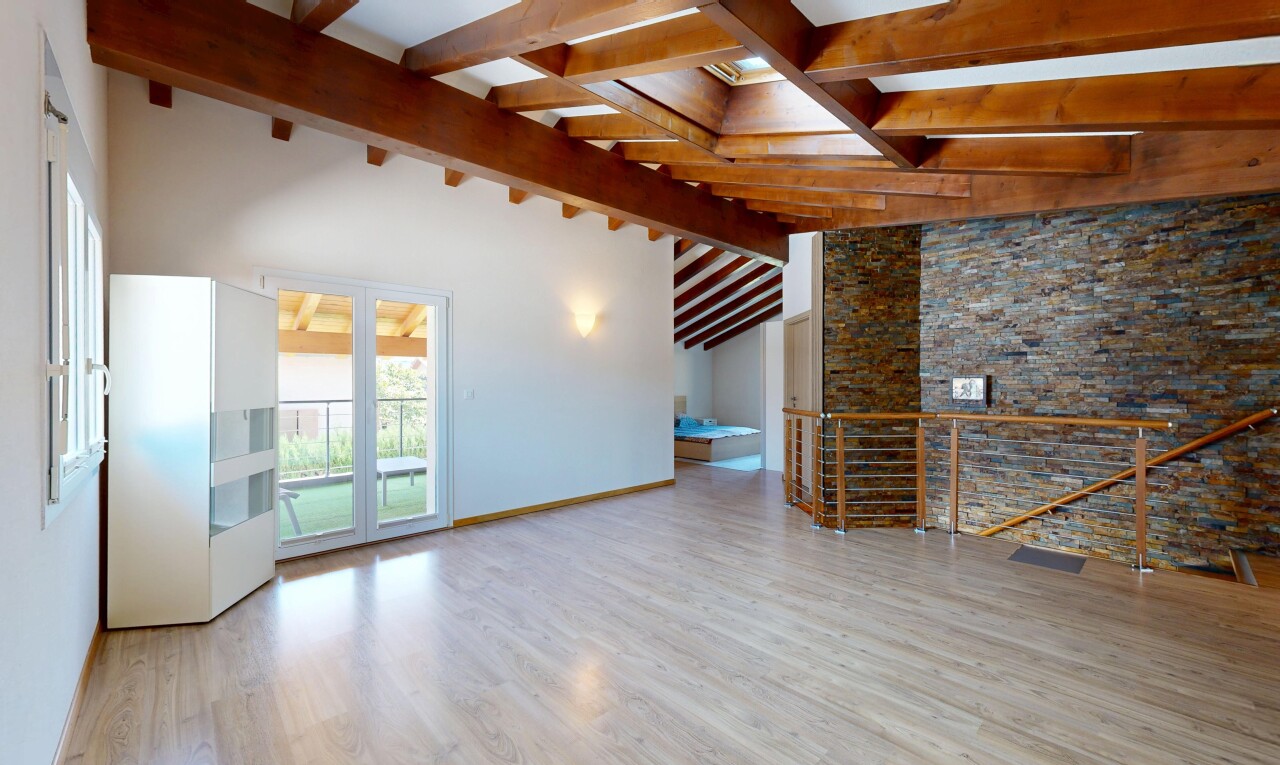 pièce vide avec beamed ceiling, plafond à poutres, escaliers, stone wall, et mur en pierre