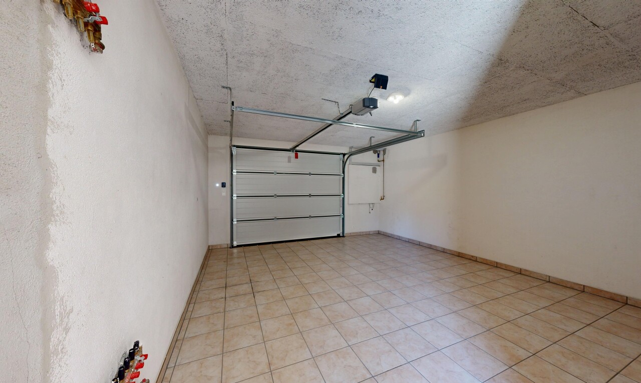 parking avec inside property
