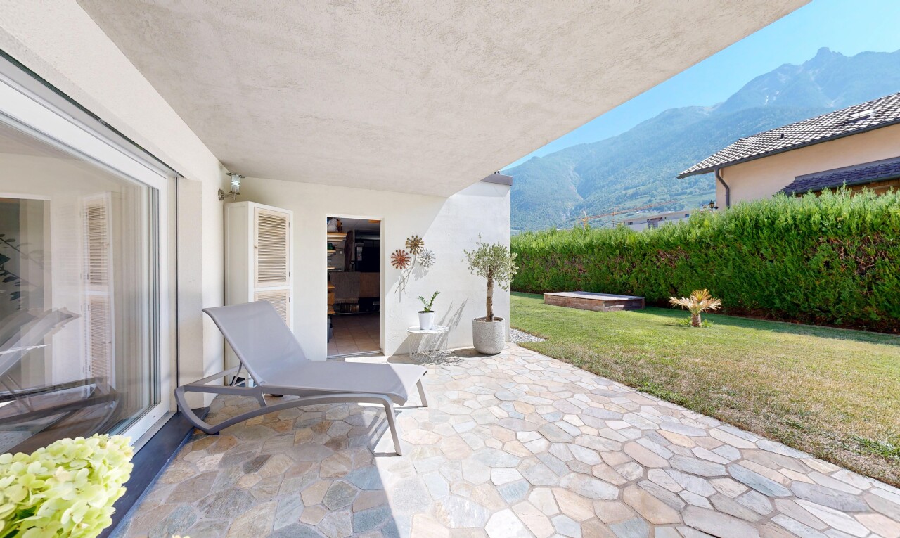 terrasse avec from property, vue sur la montagne, mountain view, pelouse, et terrasse