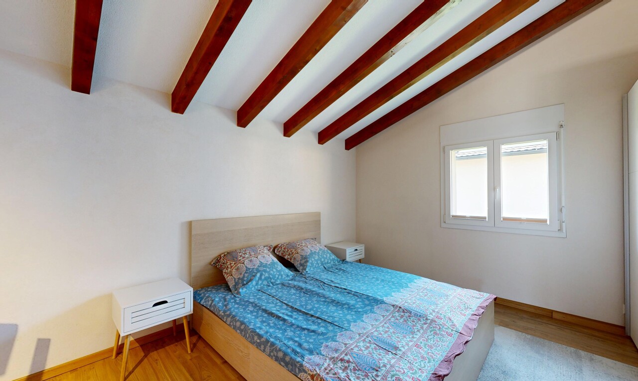 chambre avec plafond à poutres, beamed ceiling, plafond voûté, vaulted ceiling, et high end ceiling
