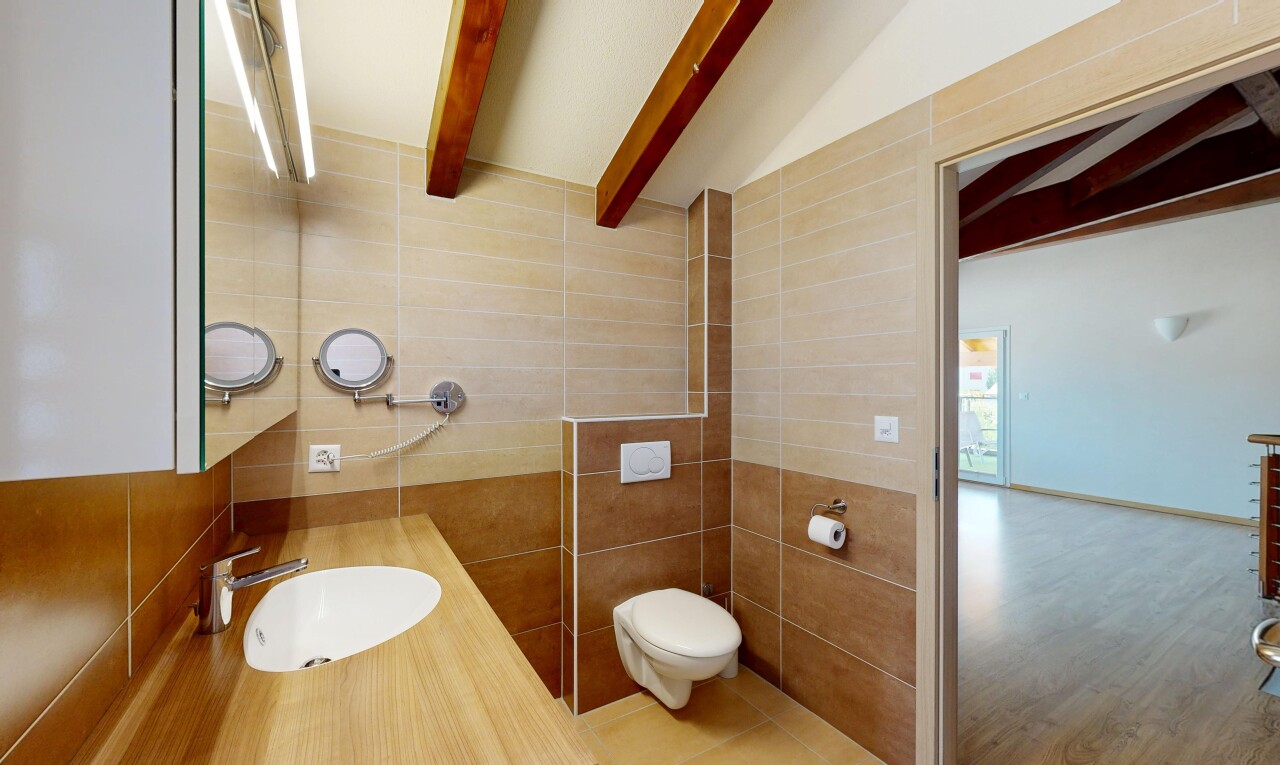 salle de bains avec mur en carrelage, tile wall, plafond à poutres, beamed ceiling, et plafond voûté
