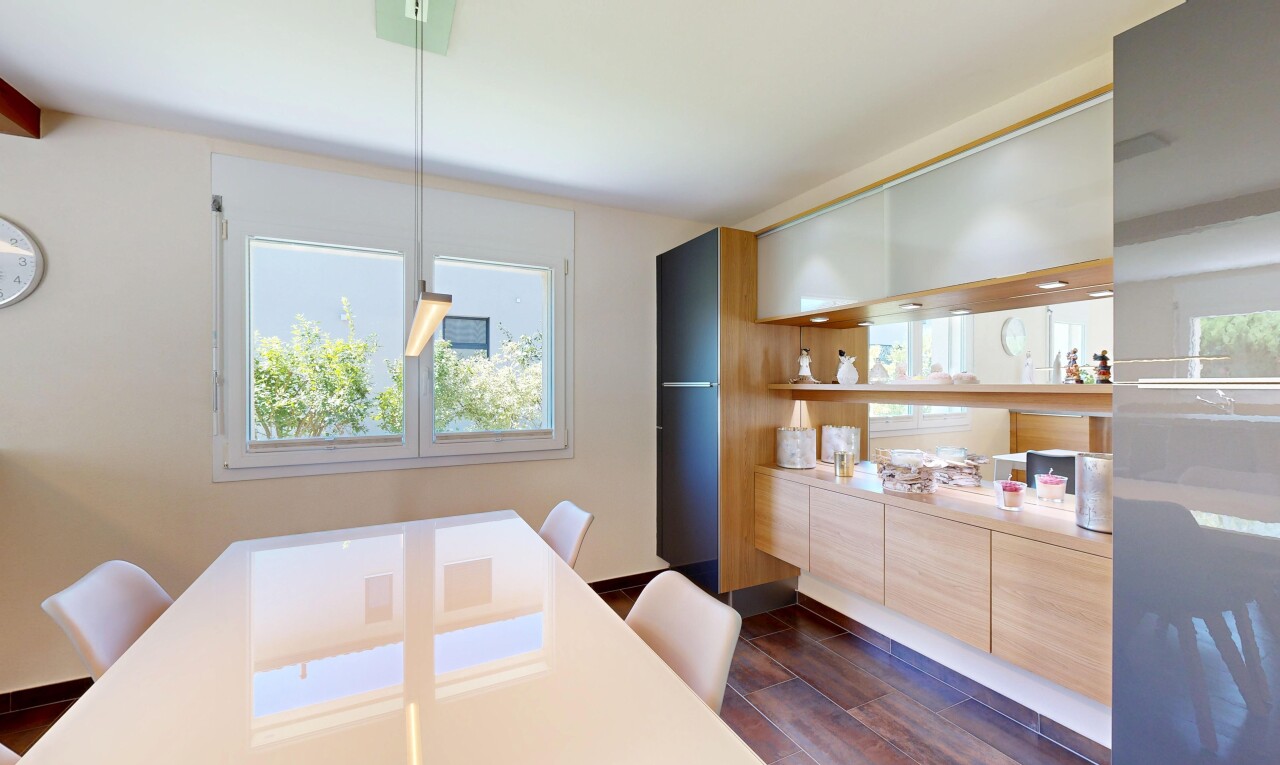 cuisine avec drywall, cloison sèche, dark floor, light brown cabinets, et armoires marron clair