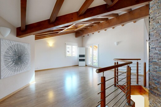 pièce vide avec vaulted ceiling, plafond voûté, beamed ceiling, plafond à poutres, et wood finish floor