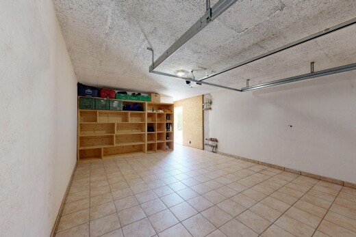 pièce vide avec étagères intégrées, garage, inside property, tile floor, et sol en carrelage