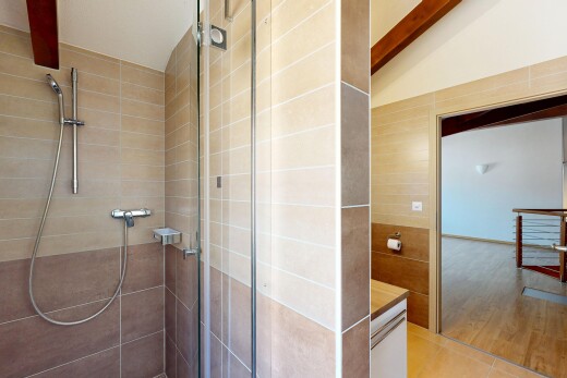 bad mit dusche, komplettes badezimmer, vaulted ceiling, dachschräge, und tile wall
