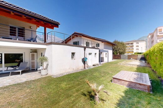 außenansicht mit rasen, stuckverkleidung, balkon, terrasse, und day time