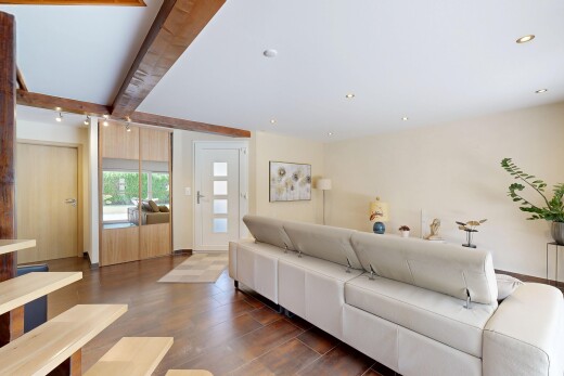 wohnzimmer mit wood finish floor, holzfußboden, deckenbeleuchtung, drywall, und gipskartonwand