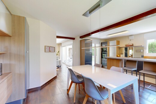 salle à manger avec cloison sèche, drywall, plafond à poutres, beamed ceiling, et dark floor