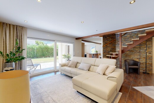 wohnzimmer mit treppen, stone wall, steinwand, einbauleuchten, und beamed ceiling