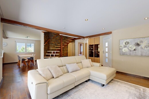 wohn- / esszimmer mit treppen, gipskartonwand, drywall, einbauleuchten, und inside property