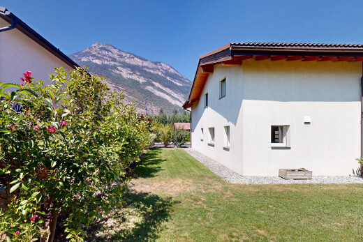 außenansicht mit rasen, stuckverkleidung, from property, property visible, und blick auf die berge