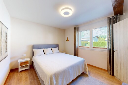zimmer / schlafzimmer mit wood finish floor, holzfußboden, drywall, gipskartonwand, und light floor