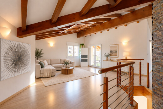salon avec vaulted ceiling, plafond voûté, beamed ceiling, plafond à poutres, et high end ceiling