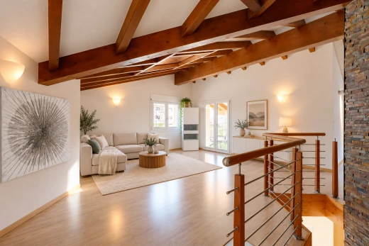 salon avec vaulted ceiling, plafond voûté, beamed ceiling, plafond à poutres, et high end ceiling