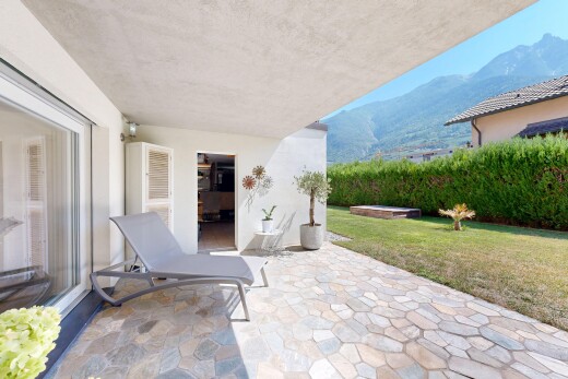 terrasse avec from property, vue sur la montagne, mountain view, pelouse, et terrasse