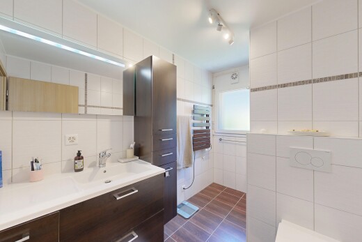 bad mit handtuchwärmer, tile wall, fliesenwand, deckenbeleuchtung, und spiegel