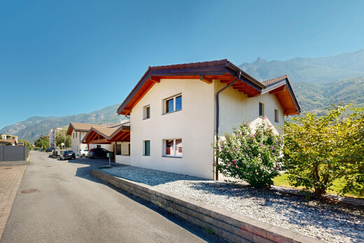 außenansicht mit blick auf die berge, mountain view, stuckverkleidung, und day time
