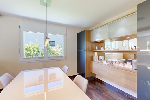 küche mit drywall, gipskartonwand, dark floor, light brown cabinets, und hellbraune schränke