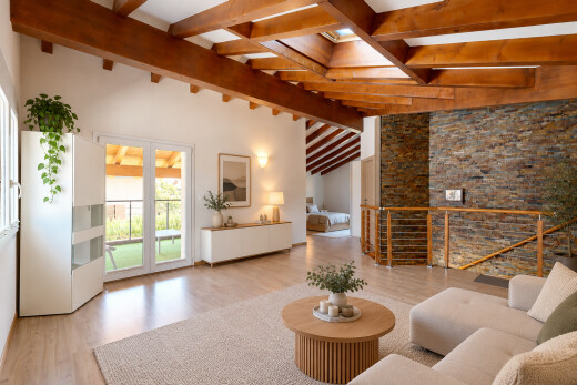 salon avec mur en pierre, stone wall, escaliers, plafond haut, et high ceiling