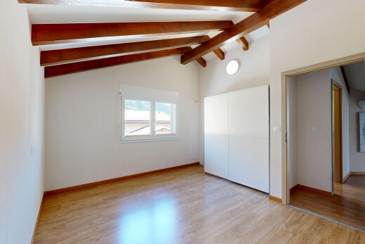 leerer raum mit dachschräge, vaulted ceiling, balkendecke, beamed ceiling, und holzfußboden