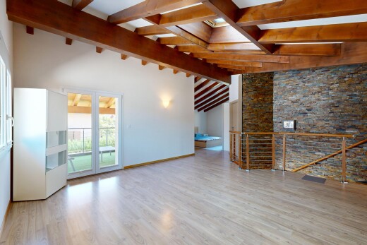 leerer raum mit beamed ceiling, balkendecke, treppen, stone wall, und steinwand