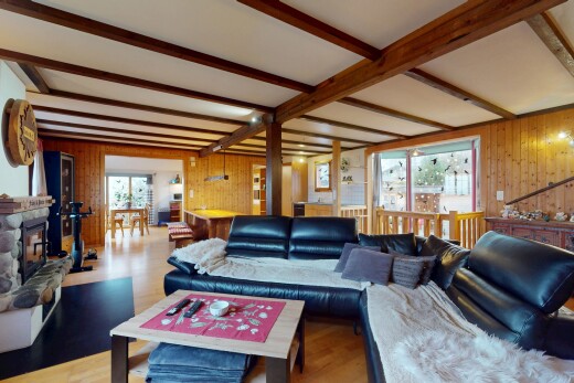 wohnzimmer mit holzfußboden, holzwand, natürliches licht, und balkendecke