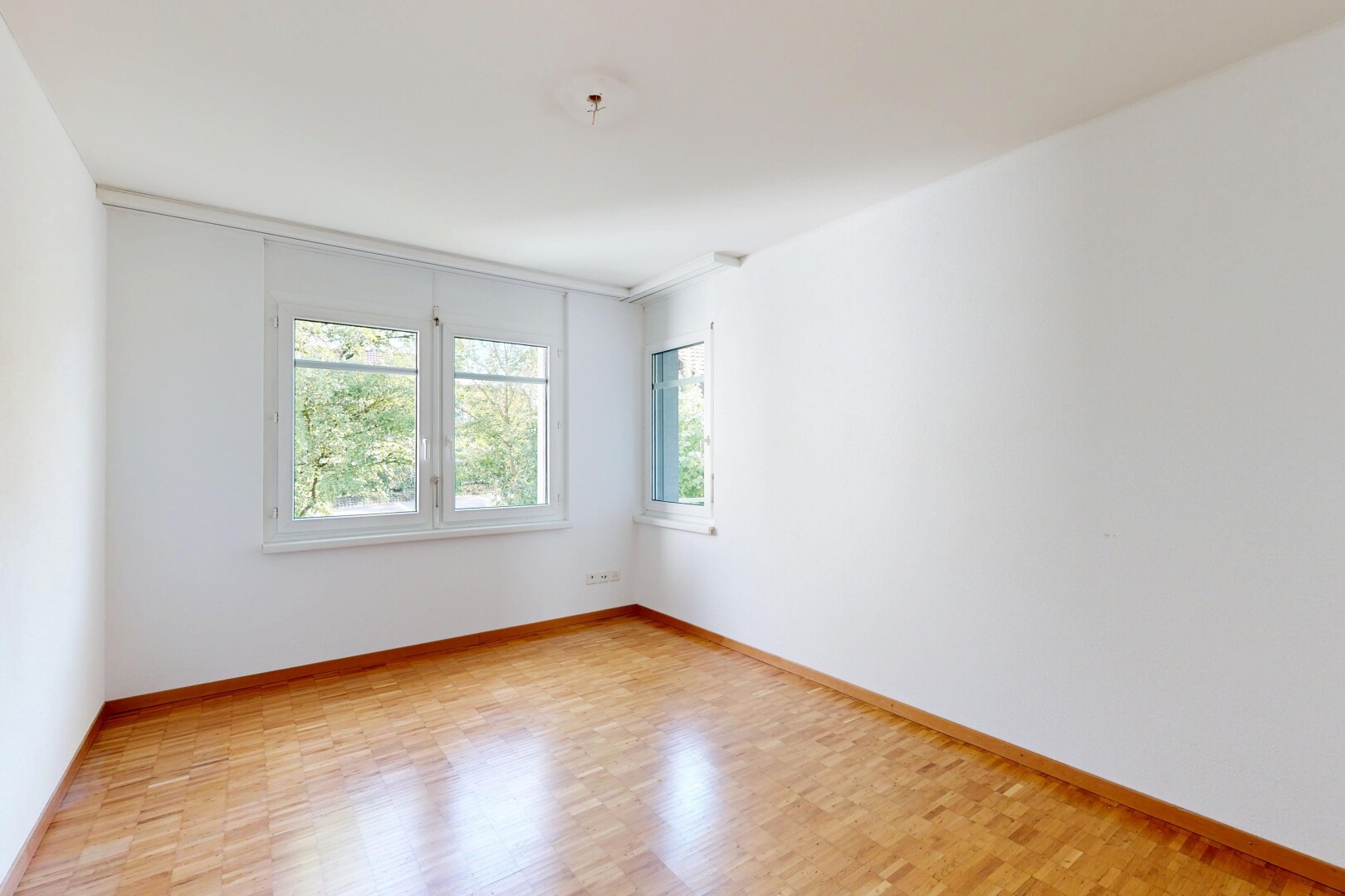 leerer raum mit holzfußboden, wood finish floor, natürliches licht, gipskartonwand, und drywall