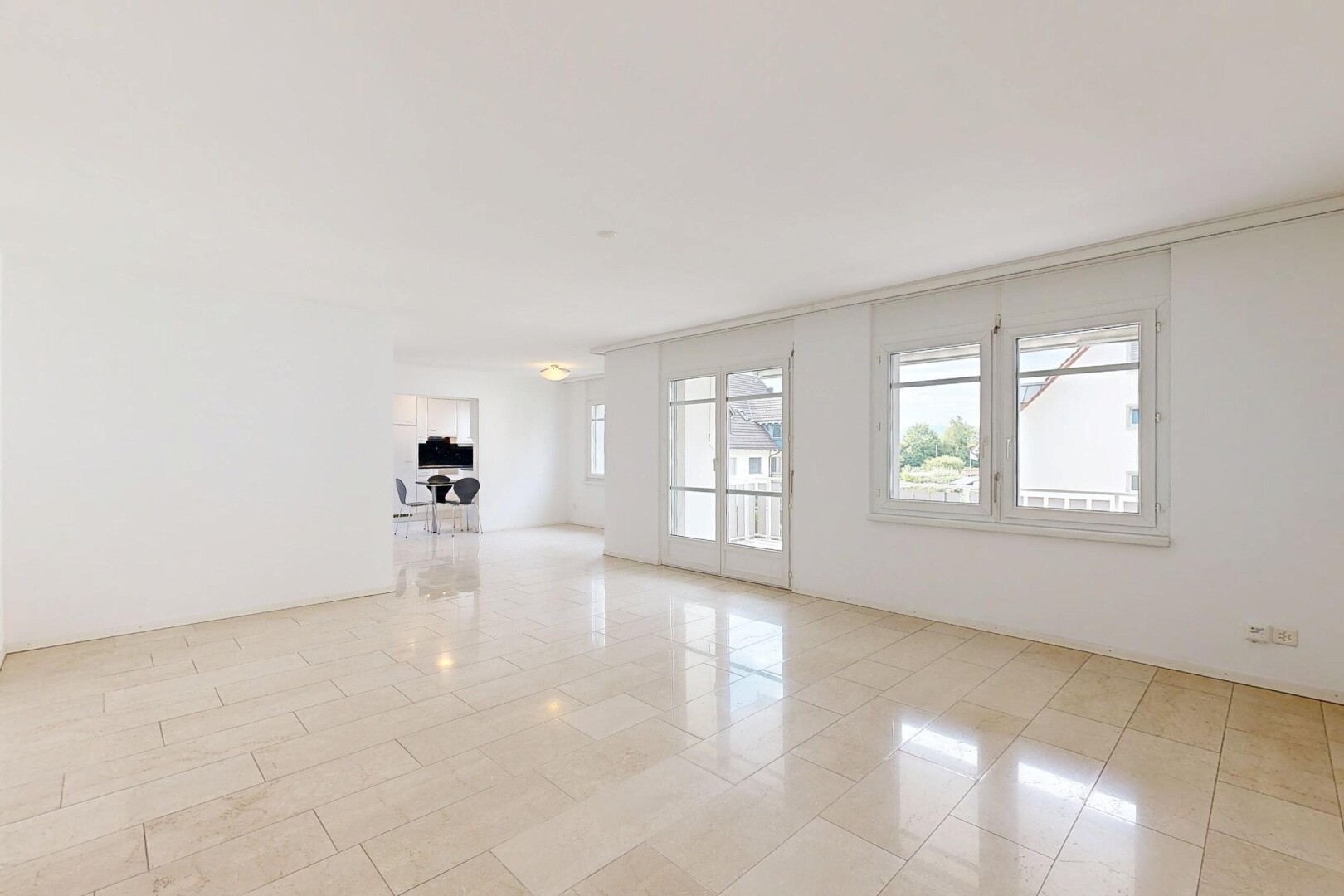 leerer raum mit natürliches licht, gipskartonwand, drywall, light floor, und inside property