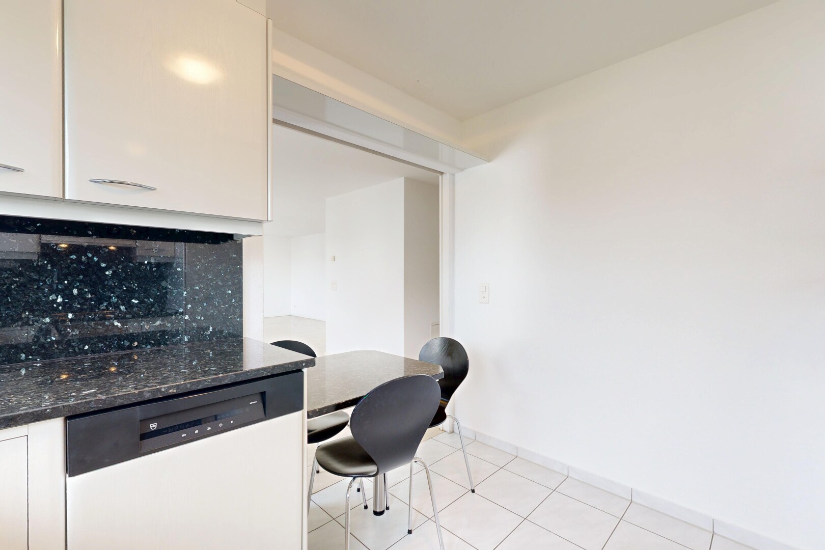 küche mit dark countertops, geschirrspülmaschine, küchenrückwand beim herd, küchenrückwand beim Herd, und stein arbeitsplatten
