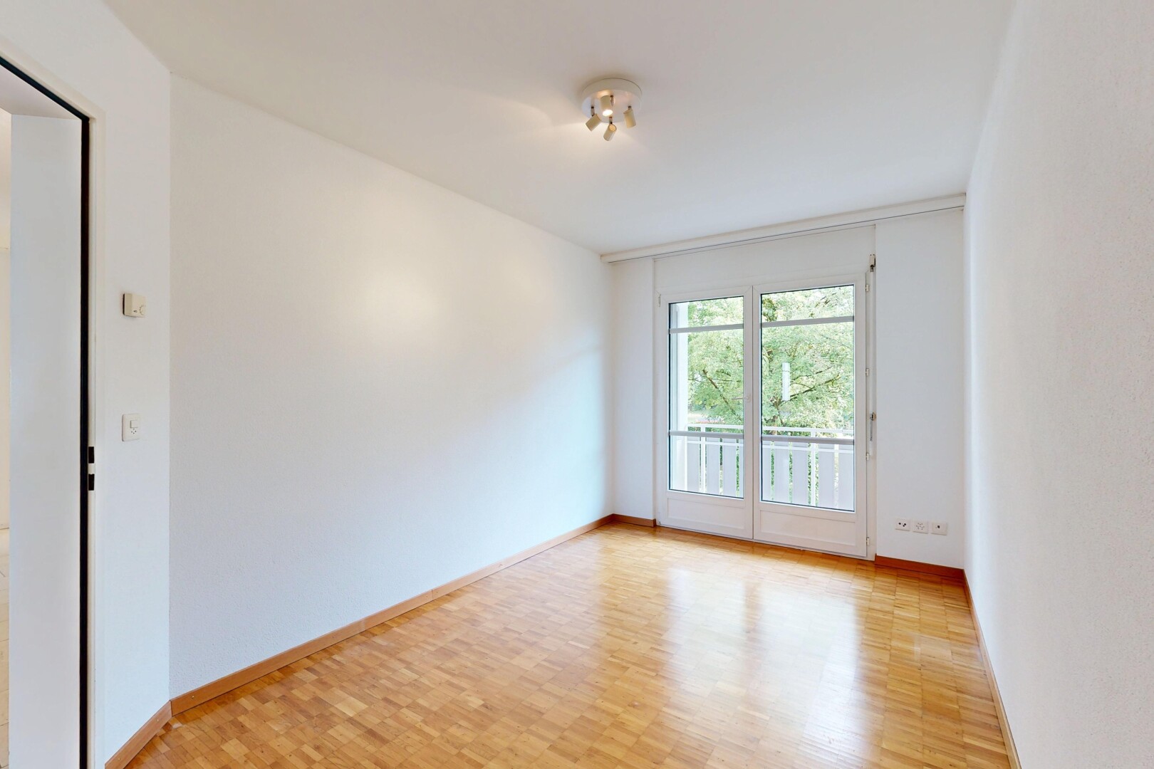 leerer raum mit holzfußboden, wood finish floor, gipskartonwand, drywall, und inside property