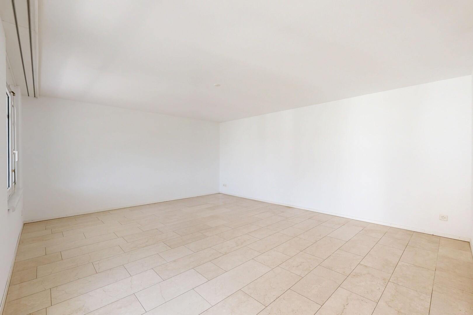 leerer raum mit gipskartonwand, drywall, light floor, und inside property
